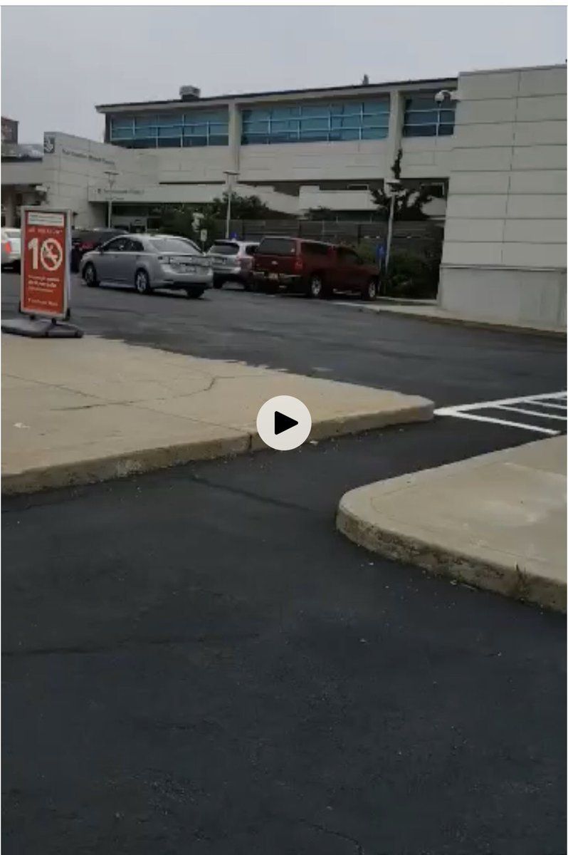 SandraResendes's tweet image. @SouthcoastHlth Cars in line this morning for COVID-19 testing DIRECTLY in front of the cancer center entrance where immune compromised patients enter.  Makes a lot of sense don’t you think?!?!? @NBC10 @wpri12