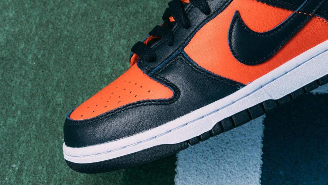LimitedRunShop's tweet photo. To celebrate the Dunks 35th anniversary, Nike decided to honor the UVA Cavaliers as they were crowned NCAA Champs in 2019. We have a few pairs left so be sure to secure yours - https://t.co/PMrvK55sFg
📸:@sneakerpolitics
#LimitedRunShop #DunkChamps #DunkLows #NikeDunk https://t.co/HKbelkSt7z