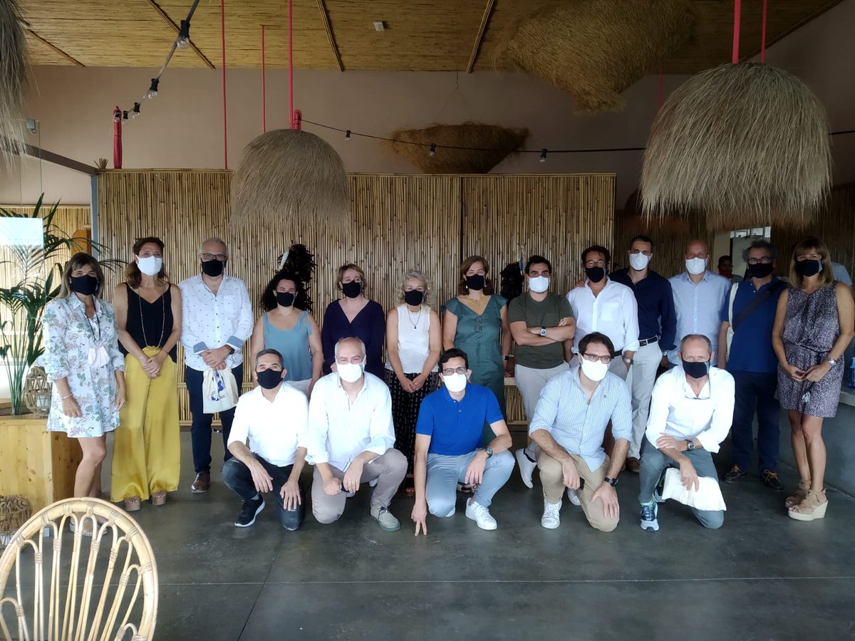 modaccat's tweet photo. 💡Avui la Junta del Clúster hem fet una jornada de treball intensa i profitosa que esperem que doni molts fruits.
I per cloure-la, foto de família amb les mascaretes desenvolupades per @FitexIGD que seran homologades en breu. 😷 Seguim!
#Moda #Modacc #PaellaThinking #creativitat https://t.co/xHmllG66Pk