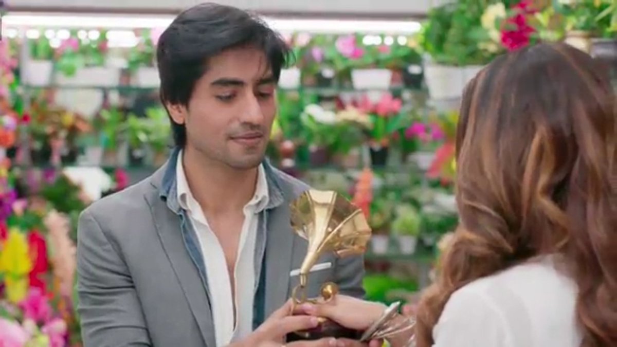 z: isse pack kardijiye pleasea: main aapko salesman nazar aara hoon? #Bepannaah