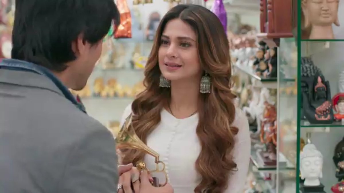 z: isse pack kardijiye pleasea: main aapko salesman nazar aara hoon? #Bepannaah