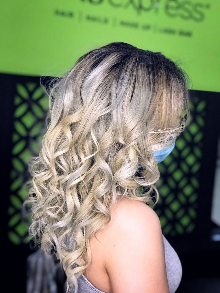 Beiabeauty's tweet photo. FELIZ VIERNES🤩 Iniciamos el día con una melena rubia👆🏼 hermoso balayage hecho por @anayelizmakeup 💯✨
-
Estamos abiertos hasta las 7pm por orden de llegada según disponibilidad o citas accediendo al link de nuestra bio💚 ¡Te esperamos!
-
#beiasantiago #lacasitaverde #beiateam https://t.co/j98vxe3TgM