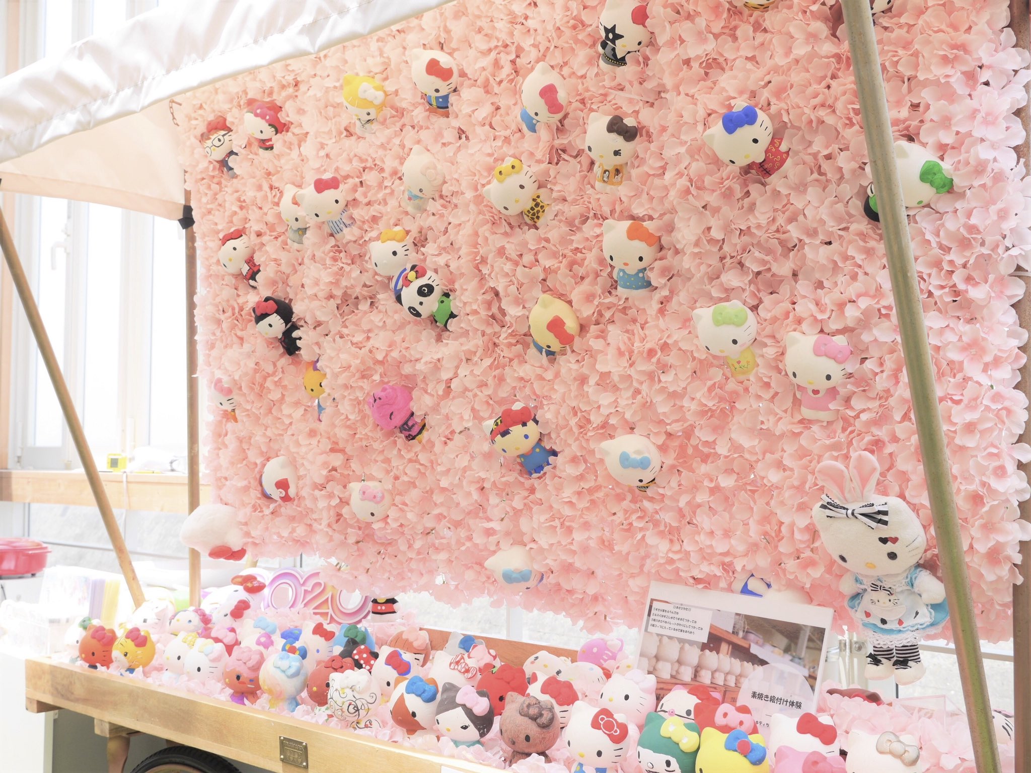 Twitter 上的 Hello Kitty Smile ハローキティスマイル 公式 クラフト体験ができるイベントエリア ハローキティの素焼き絵付け体験 サンリオキャラクターのマスコットすくい 砂絵づくりなどを楽しむことができます ぜひご家族やお友達とお楽しみください