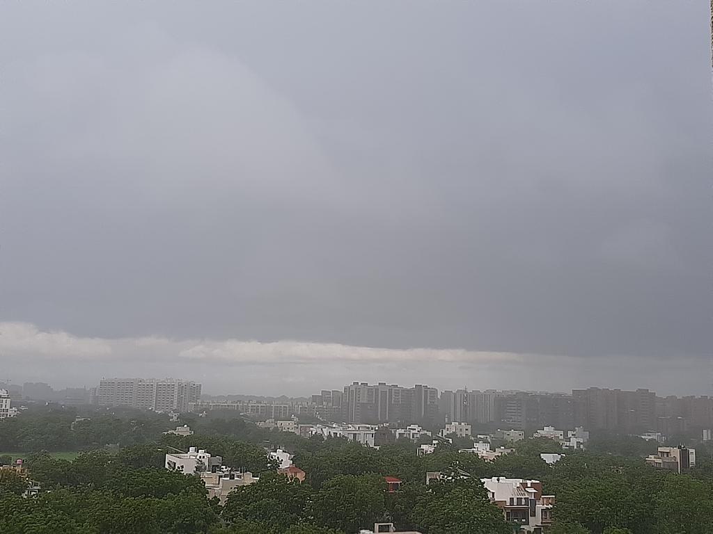 namratawrites's tweet photo. And all I now need is some music and a cup of adrak wali chai!

#MyAmdavadShot
#AhmedabadRain https://t.co/Sr9odZPqTq