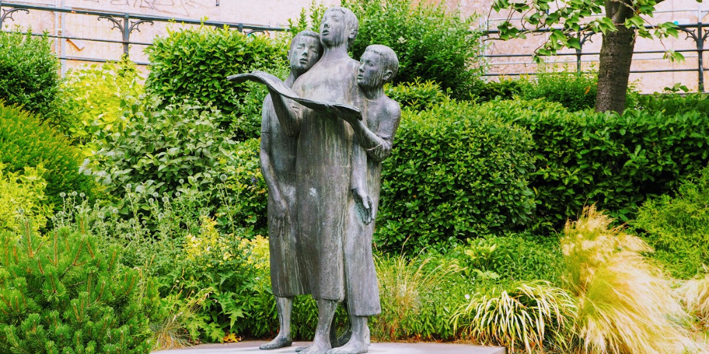 How old is Roland? Look on the picture 😉
Play our urban Escape games to discover more of Mons 

soo.nr/vcV0

#mons #visitmons #escapegame #game #coddy #urbanescapegame #enigmas #tourism