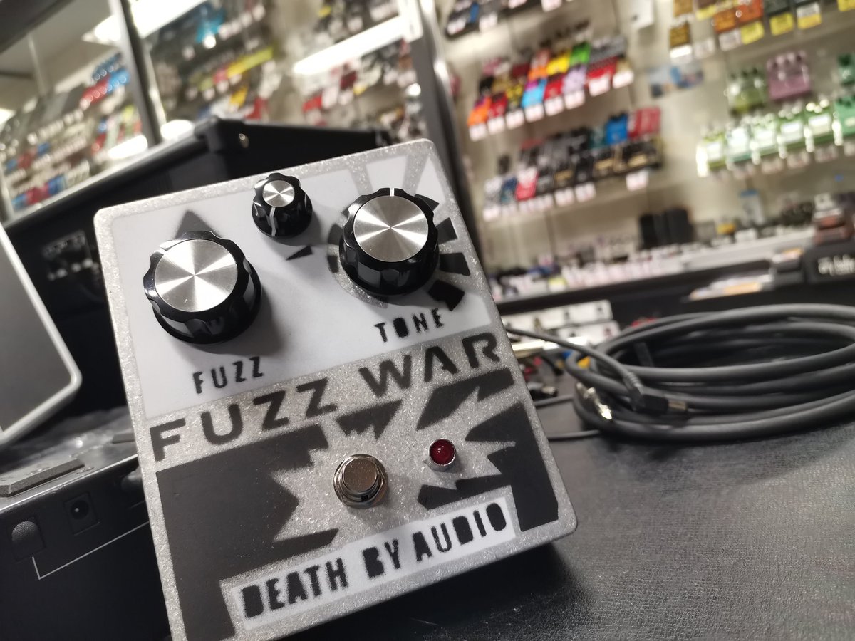 wpp_ikebe's tweet image. Death by Audioを代表する
シグネーチャー・ファズサウンド。

マッシブなファズの壁。
轟音。
全部ぶっ飛ばす。

これ以上の説明は野暮。
ikebe-gakki.com/ec/pro/disp/1/…

#DeathbyAudio
#FUZZWAR