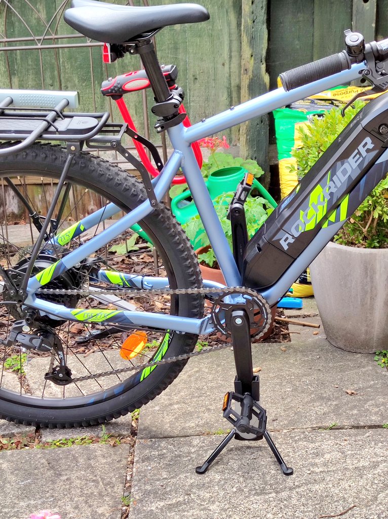Firesnapper999's tweet photo. Only issue I found with my @DecathlonUK E-ST100 was inability to fit a kickstand. Solution found, the @Topeak_Intl #FlashStand FAT. Fits in back pocket / dog trailer / day sack. Reduces risk of scratches, tip damage from leaning against walls / trees / posts or pedal kerbing #MTB https://t.co/oBjkPVEI4O