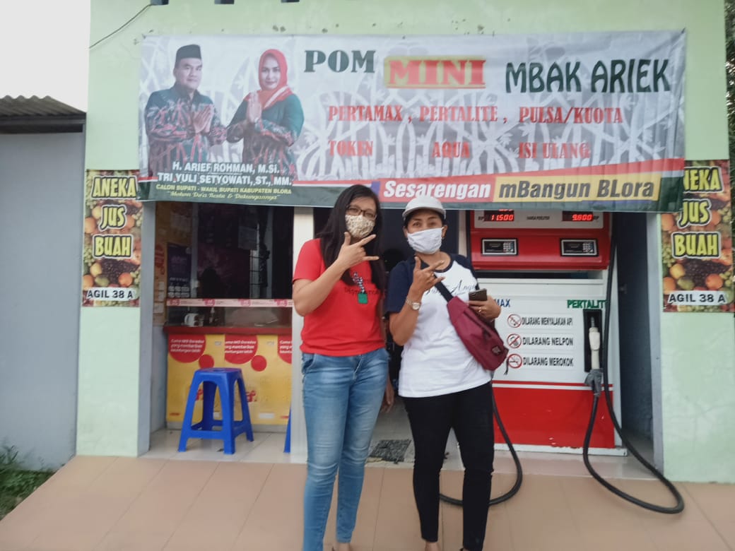 pkb_blora's tweet photo. Jangan anggap enteng Emak2 yang ini, mereka adalah Tim Relawan Calon Bupati - Wakil Bupati, @AriefRohman_838 - @ety_yusup yang sedang memasang Banner,  sudah saat nya #sesarenganmbangunblora untuk Blora yang lebih baik. 

#blora #blorakotabarongan #blorakece #bloraupdates https://t.co/DKiwHGzYSV