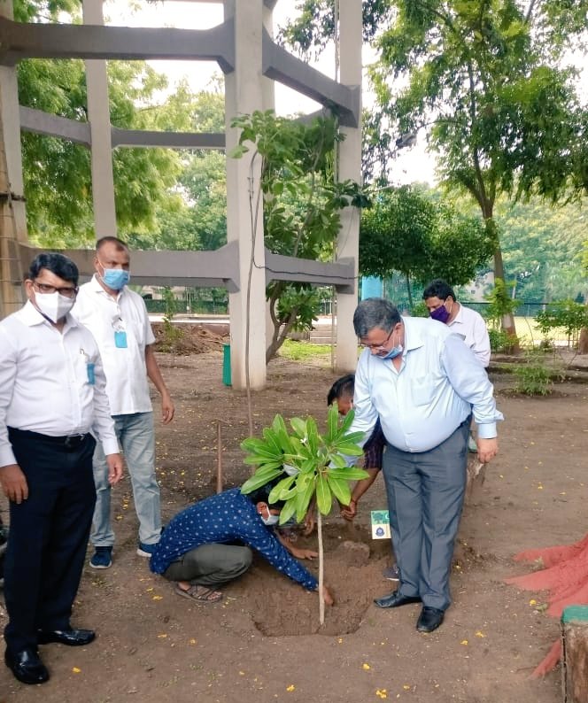 cgstvadodara1's tweet photo. In continuation to #GREENGST Drive started on 4th GST Day, 15,000 plants being planted in GST Bhawan & CR Colony by Ashok Mehta, Chief Commissioner, CGST, Anupam Gehlot, Police Commissioner, Dr Satish Dhavale, Commissioner, CGST, Pranav Amin, CMD, Alembic, Mehul Patel, CMD, Banco https://t.co/KGgNKwBN1n