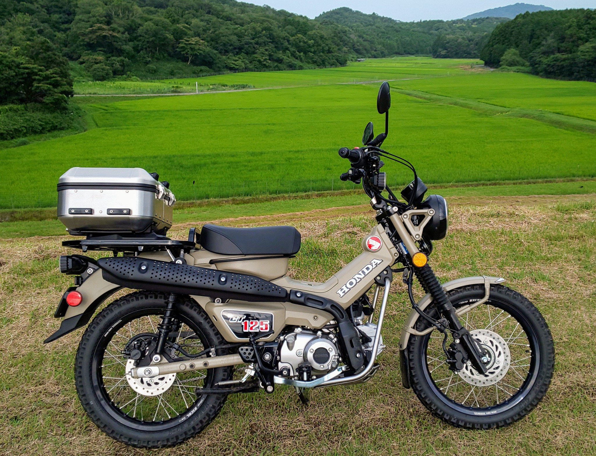 ホンダ CT125 ハンターカブ　ノーマルマフラー 耐熱ブラック塗装済み ハンターカブCT125のマフラーカバー塗装。黒以外の色で仕上げ