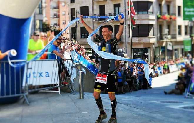 moxigeno's tweet photo. Viva Ehunmilak! Gora Ehunmilak! Hoy tocaba gaupasa por el Goierri, un año más con #ehunmilak20. 
No podrá ser, pero a cambio....ya falta menos a @EhunmilakG2 2021! 
Así hemos vivido las últimas ediciones: Mira, mira... > https://t.co/SXkKZTo1Y3 https://t.co/yUPXJKszeq