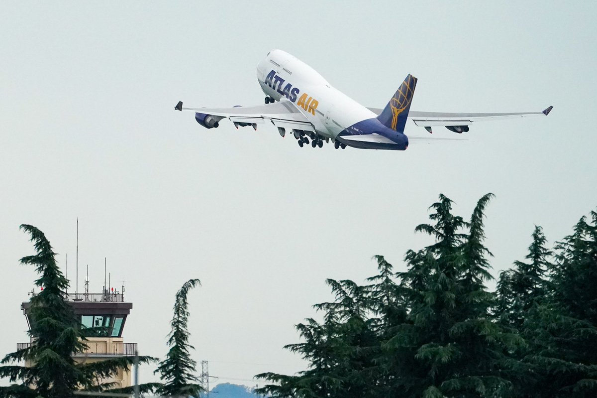 Overslept321's tweet photo. 昨日、久しぶりに見れたB747✈️
窓があるのは旅客機のしるし。元日本航空JA8088なんだね。

#atlasair #N464MC #rjty https://t.co/2VykyuynXm