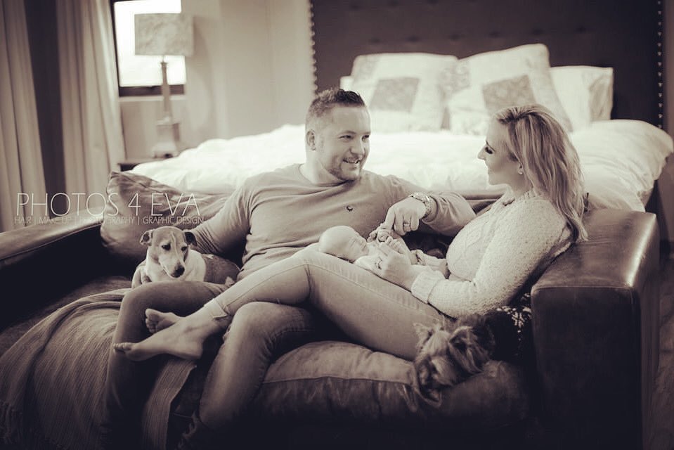 Tye saam met julle is vir my prysloos, ek wonder waar was Bailey vir die family foto hehe 

@myphotos4eva 

#lifestyle #lifestyleshoot #luke #familytime #elmechurr #singersongwriter #sepia #loveyou #myeverything