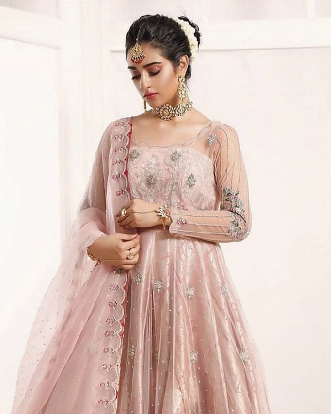 LollywoodPfi's tweet photo. Wow...πππ₯. Sarah Khan looks more gorgeous with each passing day. She has groomed herself a lot. What do you guys thinks? As for us, we can't take our eyes offπβ₯οΈ
#sarahkhan #sarahkhanofficialβ₯οΈππ #gorgeous #cute #teapink #bridal #pakistanibridalwear #pakistanifashion https://t.co/EUtFNkolro