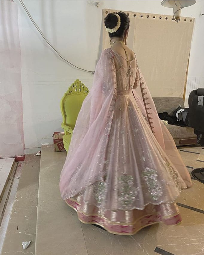 LollywoodPfi's tweet photo. Wow...πππ₯. Sarah Khan looks more gorgeous with each passing day. She has groomed herself a lot. What do you guys thinks? As for us, we can't take our eyes offπβ₯οΈ
#sarahkhan #sarahkhanofficialβ₯οΈππ #gorgeous #cute #teapink #bridal #pakistanibridalwear #pakistanifashion https://t.co/EUtFNkolro