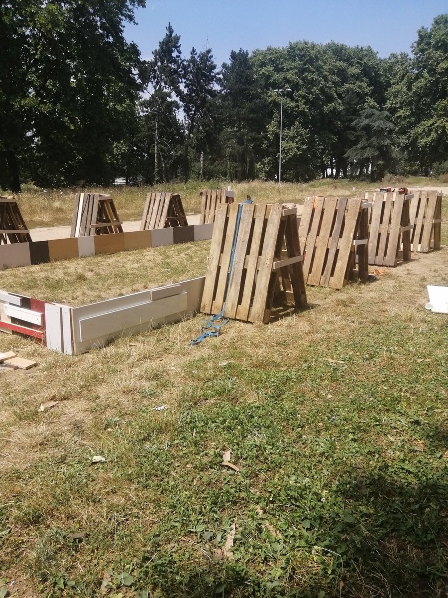 kendri51272541's tweet photo. Dernier coup de collier pour construire les 2 city stades @AtelierEmmaus super barbecue organisé par les jeunes @EstMetropoleHab quartier #malval @vaulxenvelin69. Rdv 16h pour le tournoi🥅, j'intègre une équipe ⚽ objectif gagné🏆 au top les jeunes ! https://t.co/UPxEdcMei1