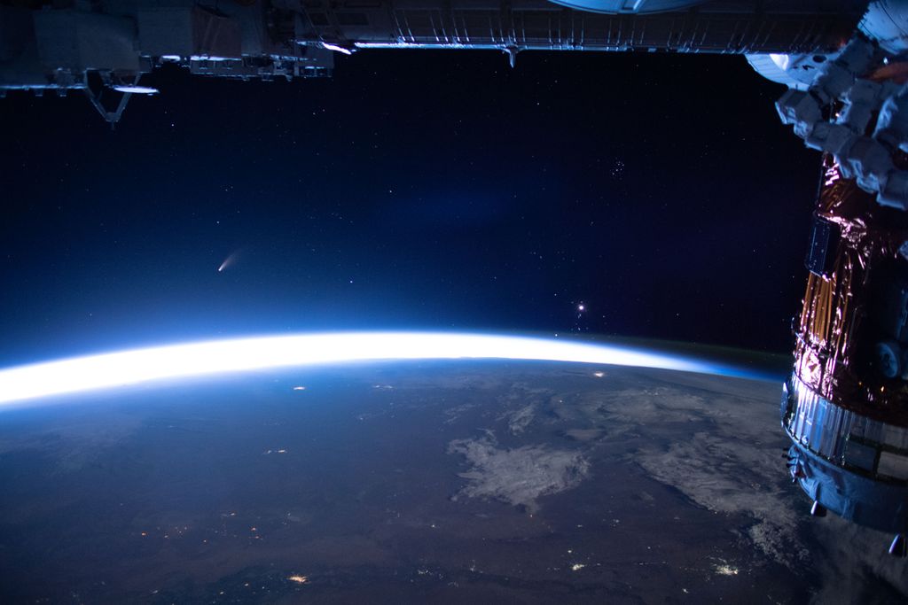 Esta es la espectacular imagen del día de la NASA. El cometa NEOWISE visto desde la Estación Espacial Internacional, observado el 5 de julio. A la derecha, el objeto brillante es Venus. Arriba, a no mucha distancia, están las Pléyades. Crédito: NASA, ISS #FelizFinde