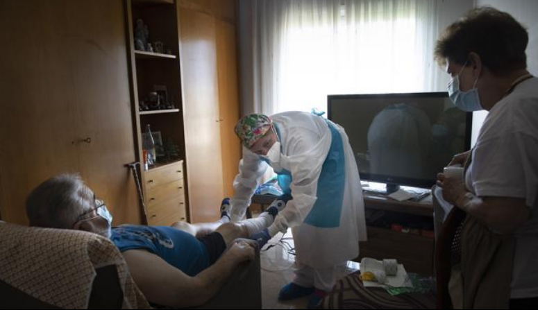 primariaicscat's tweet photo. Pots apropar-te a la tasca de l'atenció domiciliària durant els últims mesos amb el fotoreportatge de @LaVanguardia 'Quan l'#AtencióPrimària entra a casa', amb professionals de l'Atenció Continuada Domiciliària i del #CAPRamonTurro
#ACDapicsbcn
https://t.co/WOEpAxR6wB https://t.co/t6pEtxEijm