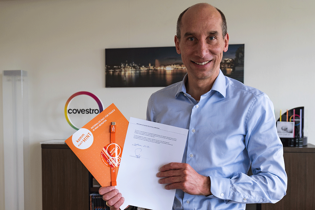 CovestroDE's tweet photo. Covestro ist @KommmachMINT beigetreten. ✊ Zusammen mit gut 340 Partnerinnen und Partnern möchten wir Frauen Chancen in naturwissenschaftlich-technischen Berufen aufzeigen. Covestro-CFO und Arbeitsdirektor Dr. Thomas Toepfer unterzeichnete das Memorandum: https://t.co/CaJjBEBTCz https://t.co/5nO1yWgXJu