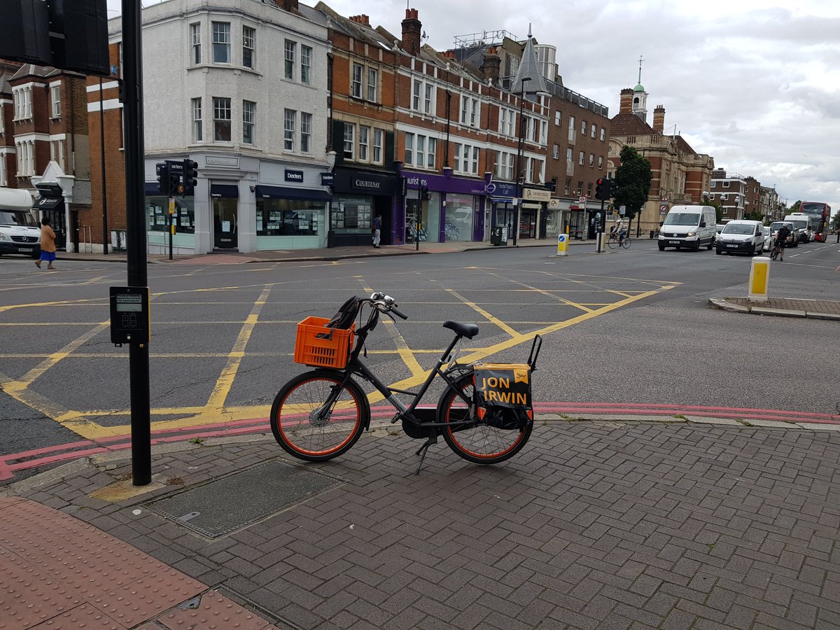 I then set off towards Old York road. I paused here to think of  #LuciaCiccioli. Killed in this spot by an HGV driver. Coroner's report asked the highways authorities to reduce the risk of harm by better design.Still hasn't happened. We won't forget.