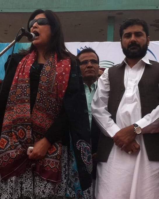 rumi_ayaz's tweet photo. @BukhariQueen @iqrarulhassan PPP's Shehla Raza in pleasant mood with Uzair Baloch but she says she does not know him.😁😁

@docrizwanbhayo https://t.co/1xNo7kfLZy