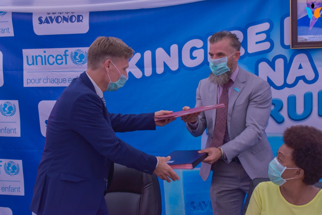 MagazineJimbere's tweet photo. 🔴 Lancement officiel ce 10/7 du savon «Bururu» produit par @ASavonor avec l'appui de l'@UNICEF_Burundi et contribuant à la campagne de dépistage massif contre la #Covid19 au #Burundi. Diverses institutions représentées: 
@US_Emb_Burundi, @mspls_bdi, @MinCommerce,@MairieBuja, ... https://t.co/XACQYlj9bE