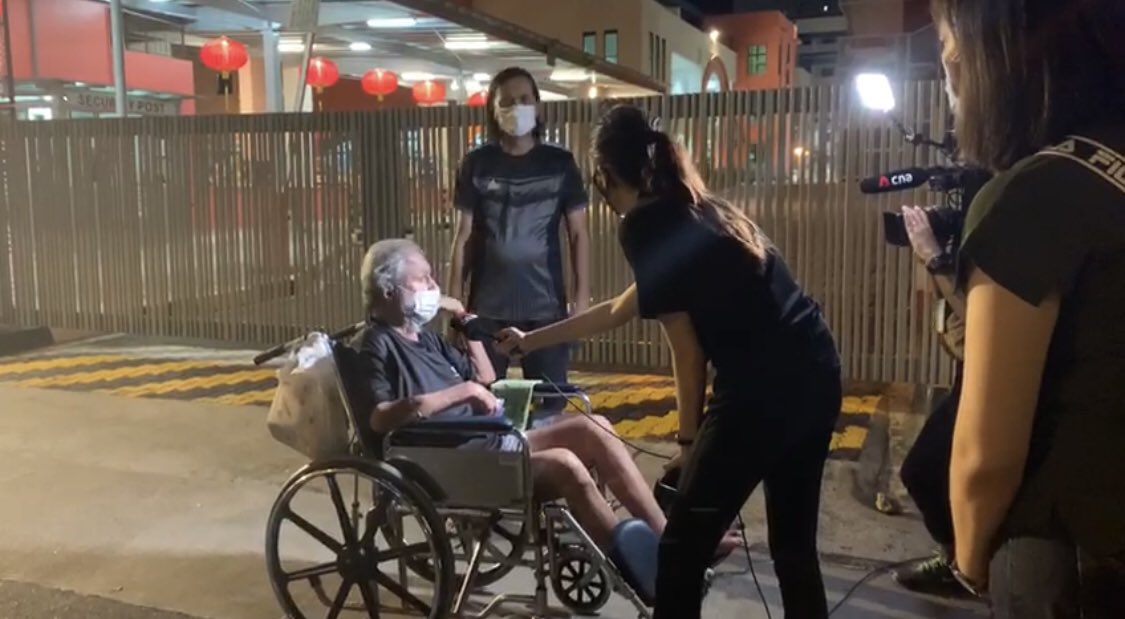 TanSiHuiCNA's tweet photo. #GE2020 This uncle came by at 8:15pm and was glad there was an extension because he was waiting for his neighbour to wheel him to Chongfu School. But when asked if he was afraid of potentially being exposed to people on SHN, he says he’s already old, and he’s not afraid to die https://t.co/jI9sLq8pH9