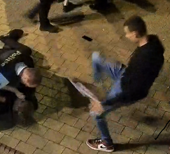 LokPol5446's tweet photo. Herken je deze jongeman die dinsdagnacht op het Alfred Verweeplein in #KnokkeHeist een trap gaf aan een politie-inspecteur? Of heb je zelf beeldmateriaal van het incident? Gelieve contact op te nemen met ons team via PZ.DKH.Recherche@police.belgium.eu. RT = ❤️ #Opsporingsbericht https://t.co/ssdaMeDW2p