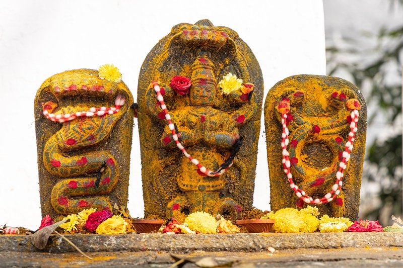 During the third Mysore War, a contingent from the Mysore army regrouped at Bugle Rock under the leadership of Mir Khammar-ud-din, before launching an attack on the British army.Below the Bull Temple near the entrance are a cluster of brightly painted temples.