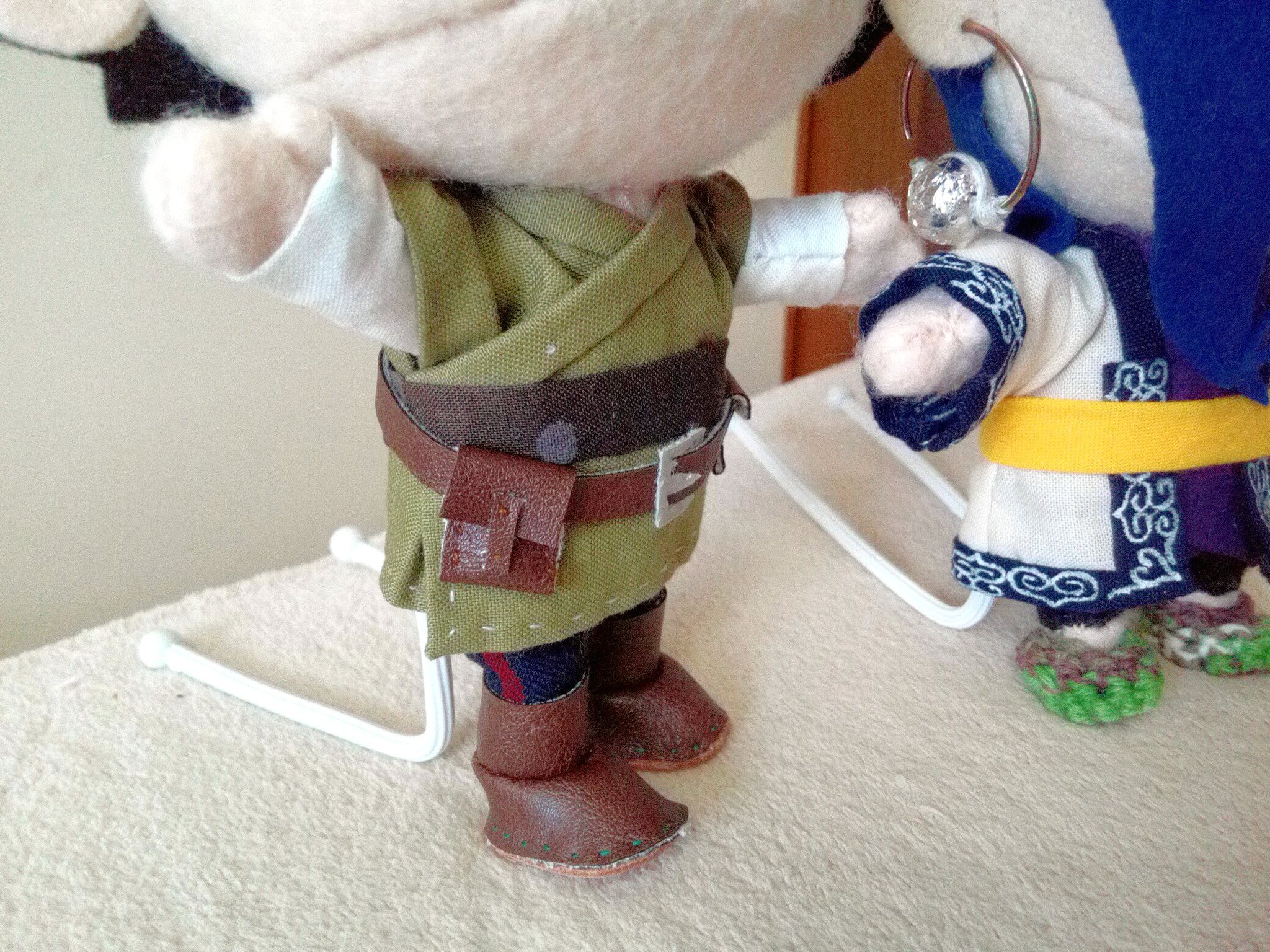 フジリス V Twitter 100均で ぬいぐるみスタンド が売ってると小耳に挟んだもので セリア に行ってみたら あったー うちの アシリパ と 杉元 が立ったー アシリパの靴 なにげに夏バージョンにしました