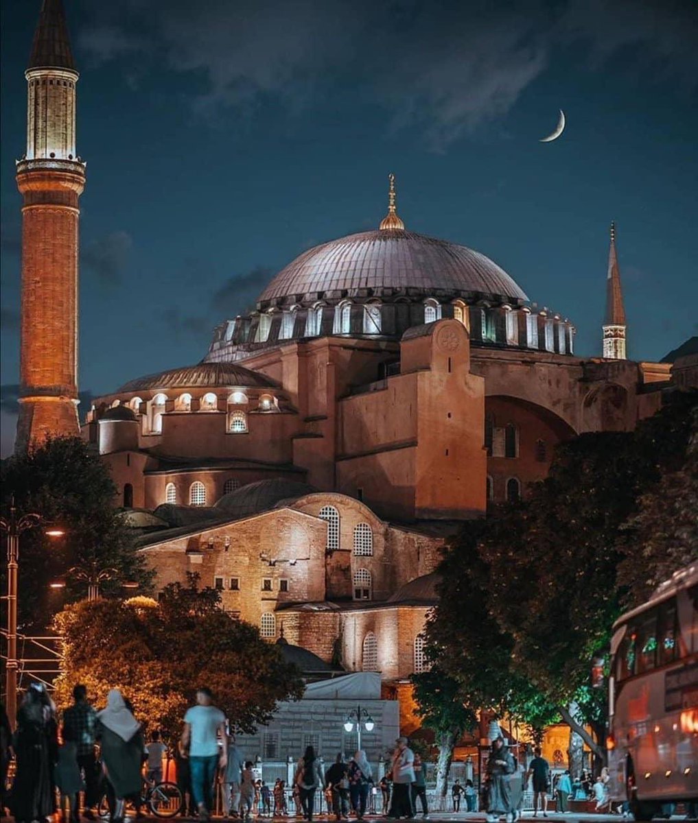 Artık Ayasofya’da beş vakit saflar tutulacak, eski günlerdeki gibi tekbirler yankılanacak.

Aziz Milletimize ve İslam alemine hayırlı olsun.

#AyasofyaCamii