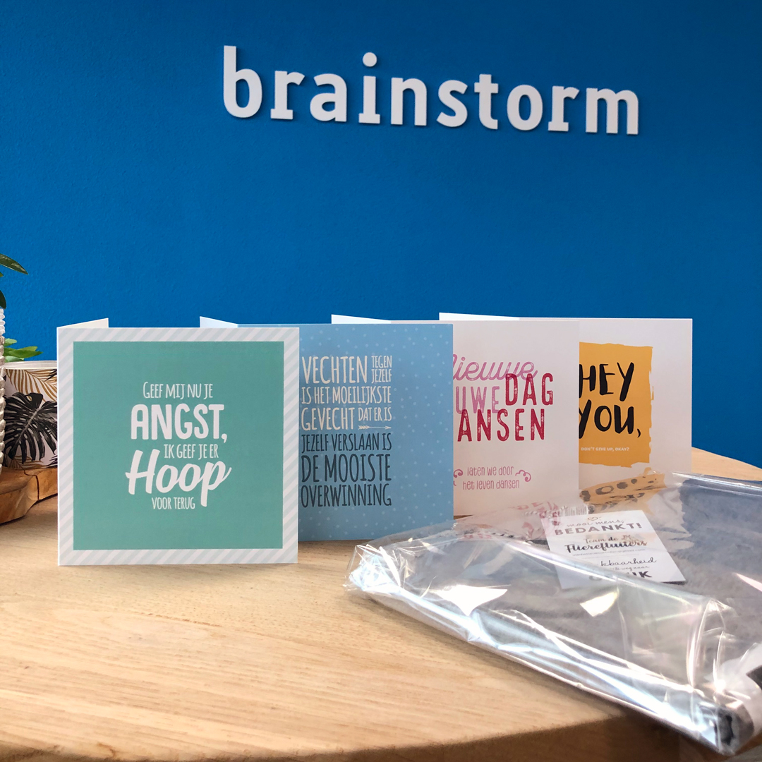 KAARTJES VOOR HOOP

De SamenLoop voor Hoop is een wandelevenement waar teams 24 uur lopen in de strijd tegen kanker en zet hiermee (ex)kankerpatiënten in het zonnetje. Brainstorm sponsorde team De Flierefluiters uit Dronten d.m.v. deze mooie kaartjes met een passende boodschap!