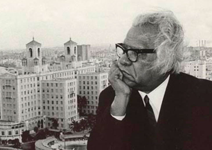 laparadapoetica's tweet image. Verla partir y amarla como nunca;
seguirla con los ojos,
y ya sin ojos seguir viéndola lejos,
allá lejos, y aún seguirla
más lejos todavía,
hecha de noche,
de mordedura, beso, insomnio,
veneno, éxtasis, convulsión,
suspiro, sangre, muerte

Nicolás Guillén
#NaceUnDíaComoHoy