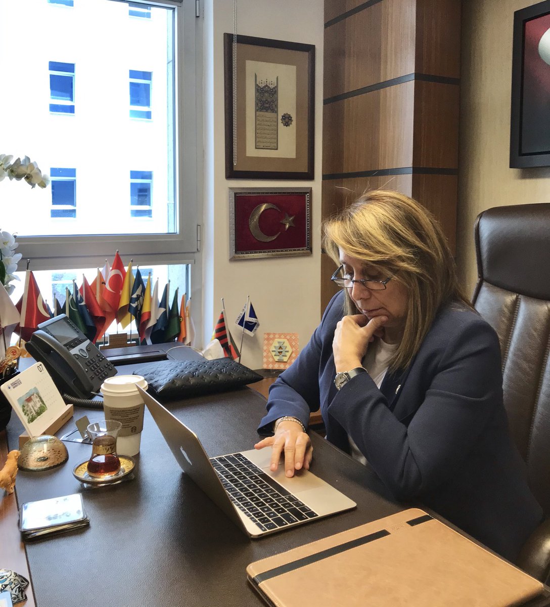 EmineNurGunay's tweet photo. Bugün dediğimiz şey; sonsuz geçmiş ve gelecek okyanusunda küçücük bir zaman damlasıdır💧değerini bilelim... https://t.co/deeL8IWQCu