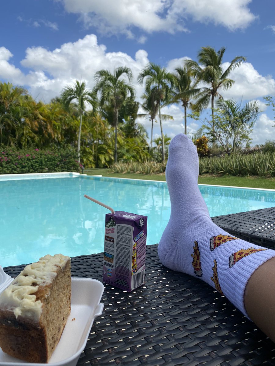 Havuçlu kek, meyve suyu ve pizzalı çorap. Daha güzel bişey var mı?