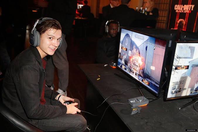 gamer!tom holland: a short thread