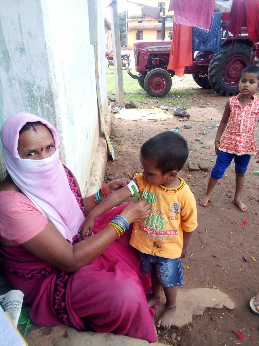 WcdNarayanpur's tweet photo. बच्चों का वजन व MUAC मापकर माताओं को पोषण के प्रति जागरूक एवं मार्गदर्शित किया जा रहा है। साथ ही RTE  वितरण कर आवश्यक पूरक पोषण आहार की पूर्ति की जा रही है।
@MinistryWCD @WCDCgGov @NITIAayog @ChhattisgarhCMO @DPRChhattisgarh @POSHAN_Official @sprearsb @NarayanpurDist @PMOIndia https://t.co/v2t9CjhCZZ