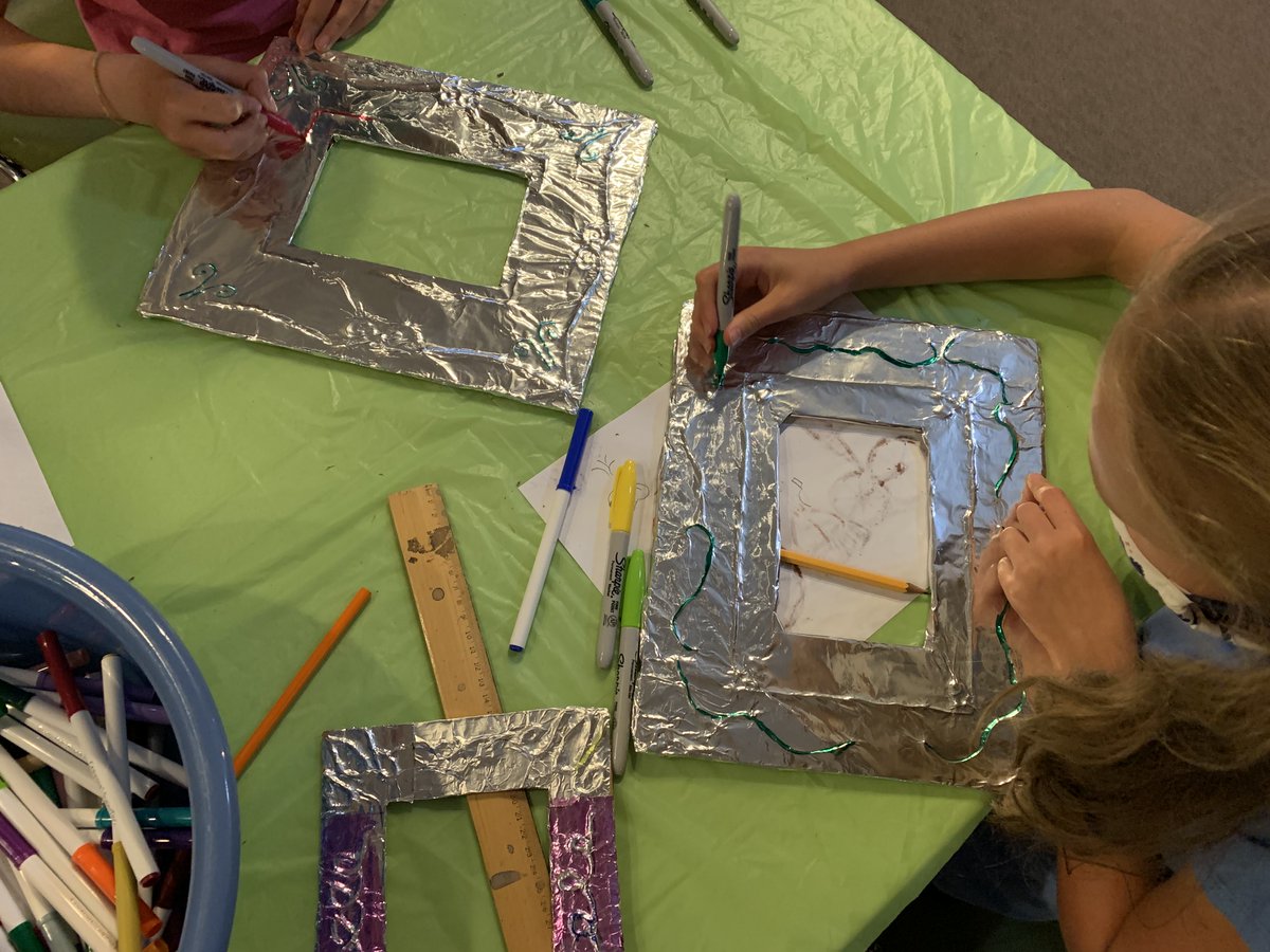 ChamplainMuseum's tweet photo. We had so much fun making our own Victorian Era picture frames yesterday at our Kids Days camp! Thank you to the National Art Gallery for the wonderful idea. #RCMN #MuseumsConnectON #KidsCamp https://t.co/Z12sRF2Fb7