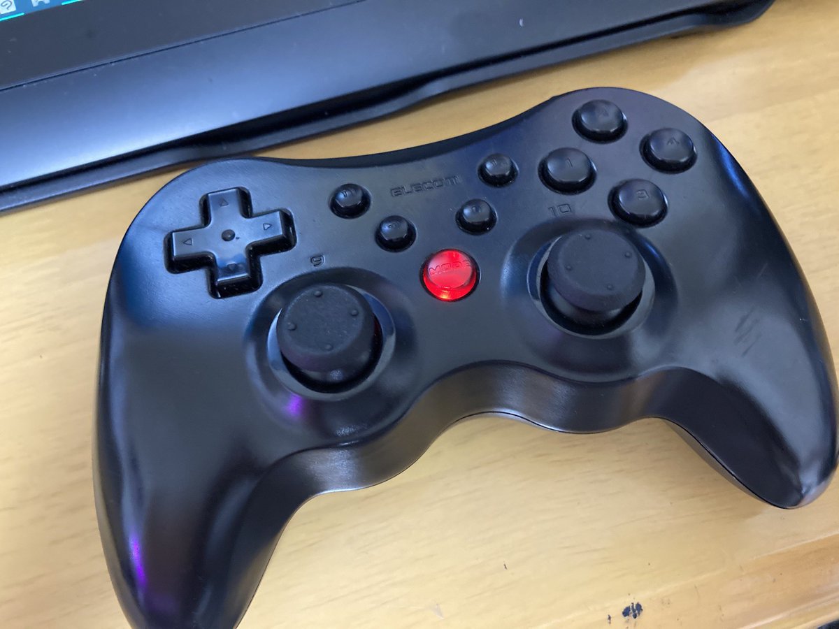 ウェンディちゃん 数年前 お絵かき用の左でデバイスとして買ったelecomのゲームパッド 何度も机の上から落として それでも壊れずに使えていた ついにボタンの反応がおかしくなったので 買い替えかなと思いつつ分解して ボタン部分に接点復活剤を