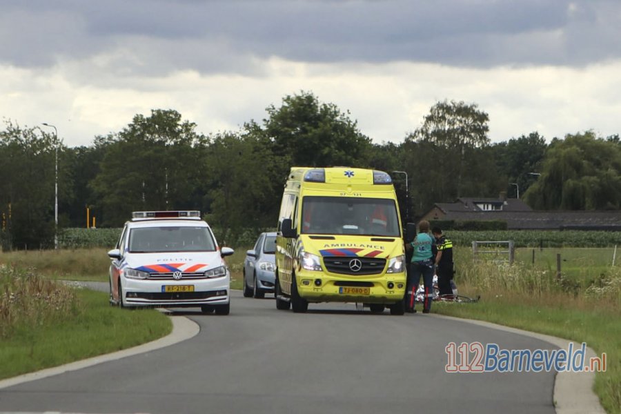 Wielrenner hard ten val op de Biezerweg in #Voorthuizen. 112Barneveld.