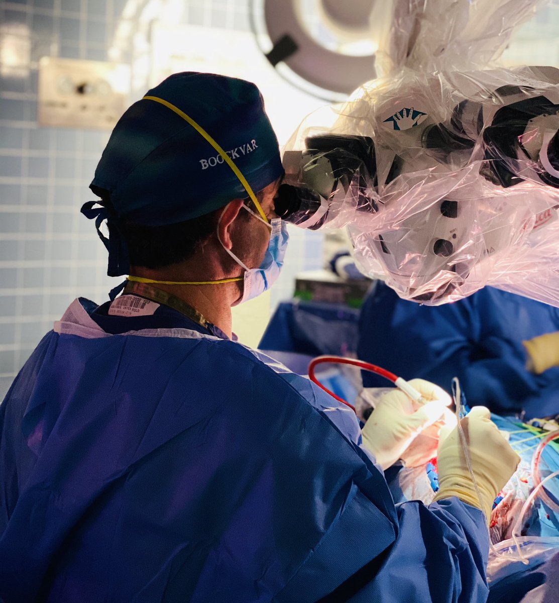 The OR colors may be blue but the mood is always FRIDAY! Have a safe and masked weekend! Let’s stop the spread of #covid19. #neurosurgery #lenoxhillneurosurgery #lenoxhill #lenoxhillonnetflix #netflix <a href="/drdavidlanger/">Dr. David Langer</a> <a href="/LenoxNeurosurg/">Lenox Hill Neurosurgery</a> <a href="/lenoxhill/">Lenox Hill Hospital</a> <a href="/NorthwellHealth/">Northwell Health</a> <a href="/netflix/">netflix⁷</a>