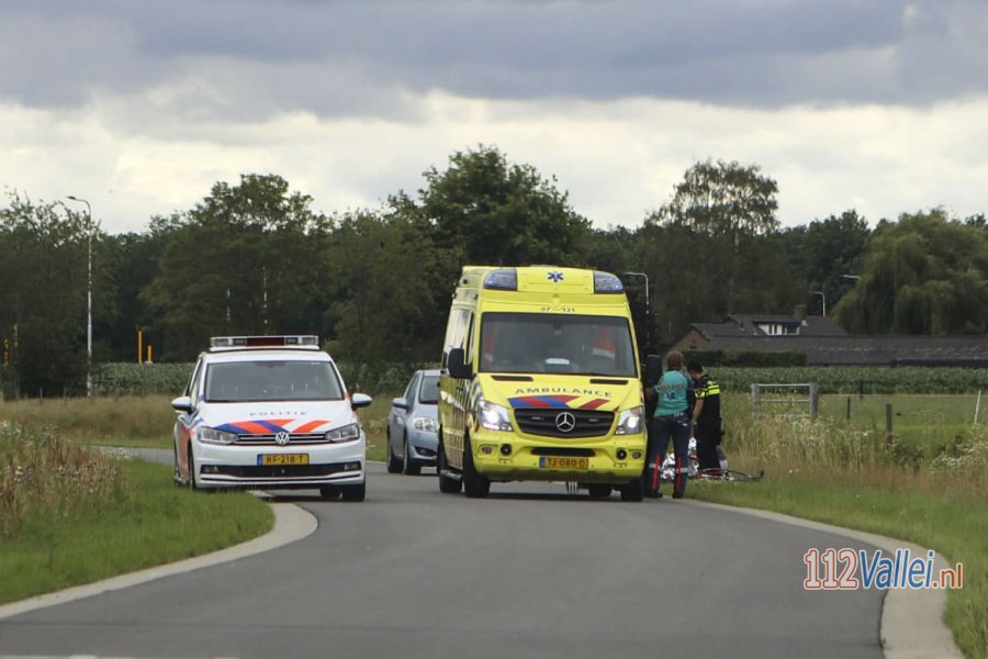 Wielrenner hard ten val op de Biezerweg in #Voorthuizen. 112Vallei.