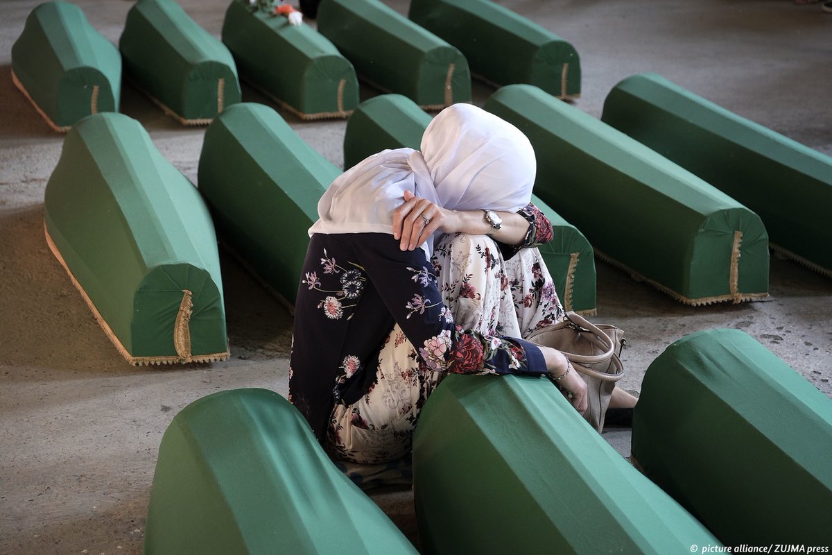 Auswärtiges Amt (@auswaertigesamt) on Twitter photo "Am heutigen Tag sind wir mit unseren Herzen und unseren Gedanken bei den Opfern des Völkermords von Srebrenica und ihren Angehörigen. Das Gedenken muss Ansporn sein, den Weg der Versöhnung und Aufarbeitung konsequent zu gehen", <a href="/HeikoMaas/">Heiko Maas 🇪🇺</a> zum 25. Jahrestag von Srebrenica "Am heutigen Tag sind wir mit unseren Herzen und unseren Gedanken bei den Opfern des Völkermords von Srebrenica und ihren Angehörigen. Das Gedenken muss Ansporn sein, den Weg der Versöhnung und Aufarbeitung konsequent zu gehen", <a href="/HeikoMaas/">Heiko Maas 🇪🇺</a> zum 25. Jahrestag von Srebrenica