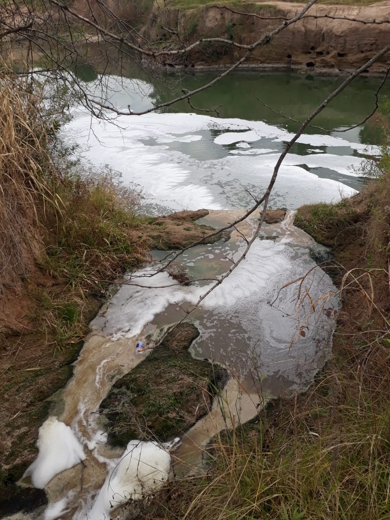 La 1ra foto es del miércoles, día después de las denuncias. La 2da es de ayer, tomada por un compañero que visitó la Reserva de VGG. Como decía <a href="/jorgelahiba/">Jorgela Hiba</a> sería interesante que algún fiscal acuda de oficio y termine con el vuelco de contaminantes a la Reserva y al Saladillo.