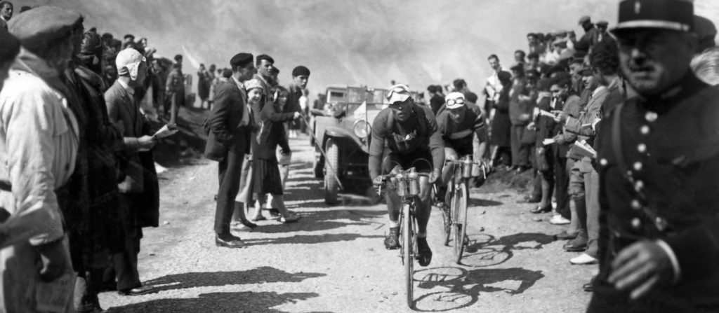 Historically, Tour de France ni dah bermula sejak tahun 1903 tapi masa World War I dan II, depa stop.Dan seharusnya.. berpuluh tahun dalam acara ini, di dominasi oleh team dari Europe.Boleh kata hampir 70-80 tahun sejak sukan ni wujud, majority akan di dominasi oleh France.