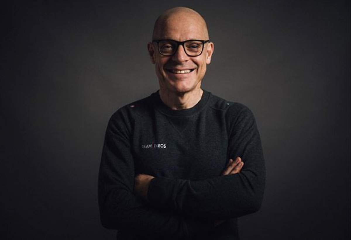 Pada tahun 2010, Team Ineos (formerly known as Team Sky) di tubuhkan dengan satu ambitious goal.Untuk memenangi Tour De France dalam masa 5 tahun.Salah seorang yang dipertanggunjawabkan untuk bantu Team Ineos ni adalah Sir Dave Brailsford.