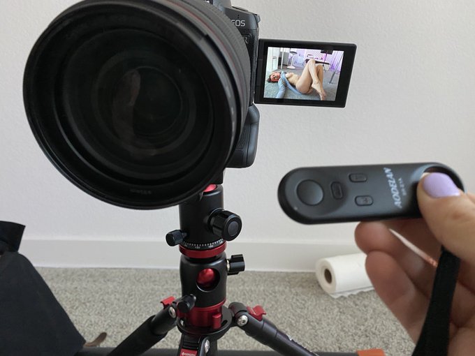 Omg I&rsquo;ve had this camera and lense for almost a year but I just got the controller a few days ago. I