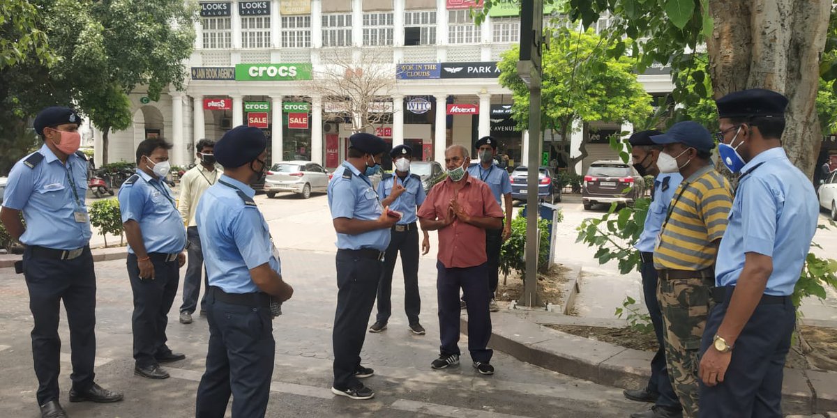 tweetndmc's tweet photo. #CoronaVirusUpdate
#NDMCFightsCoronaVirus
โAnti Spittingโ drive by Team #NDMC of Civic Wardens at Connaught Place with 10 offenders being fined Rs 1000/- each for spitting at public places in last week.
#ForSafety https://t.co/JW46h0tlLL