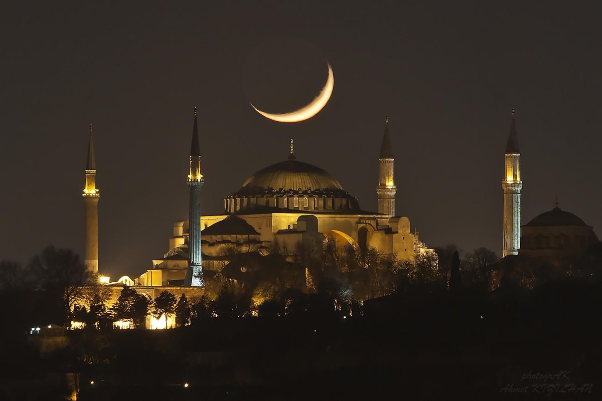 sezer_lmaz's tweet photo. Ey İslam'ın nuru Ayasofya!

Şerefelerinde fethin, Fatih'in şerefi,

Işıl ışıl yanan muhteşem mabet!...
86 yıllık hasret sona erdi.

Gözler mahsun, gönüller bir hoş.
Hoşgeldin #AyasofyaCamii
#ZincirlerKırıldı https://t.co/PmyAPPBqCu