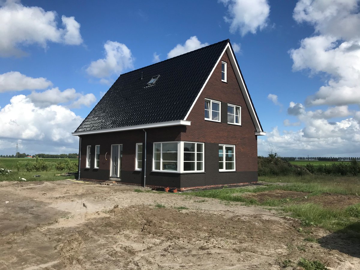 BouwRegeling's tweet photo. - OPLEVERING VRIJSTAANDE WONING -
Samen met Vereniging Eigen Huis begonnen we de ochtend met een oplevering in Ens. Door het regenachtige weer vanmorgen, delen wij een foto die eerder deze week is gemaakt. Het was een prettige oplevering met tevreden klanten.  #Brummelhuis https://t.co/wbjVj2SYYl